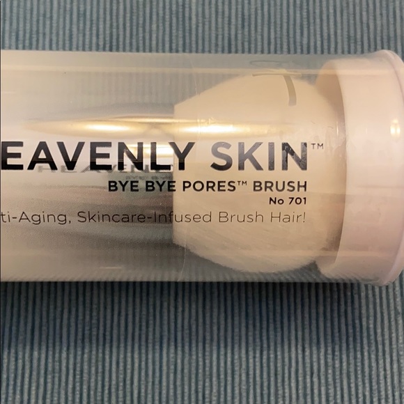 Bye Bye Pore Brush #701 - Picture 2 of 3